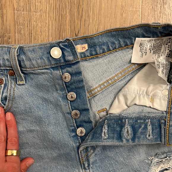 LEVI’S RIBCAGE SHORTS - Picture 9 of 9